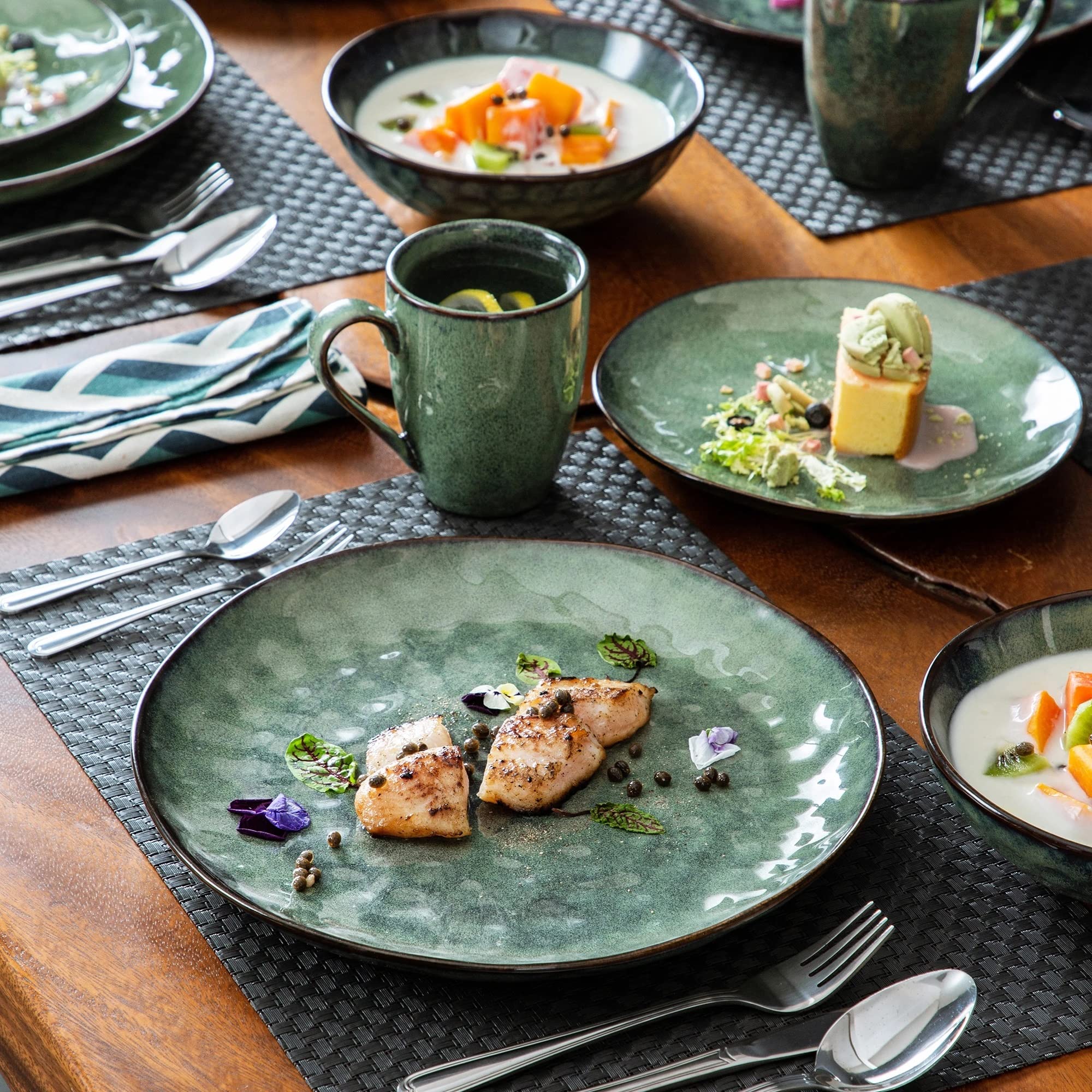 16-Piece Stoneware Dinnerware Set with Plates, Bowls and Cups
